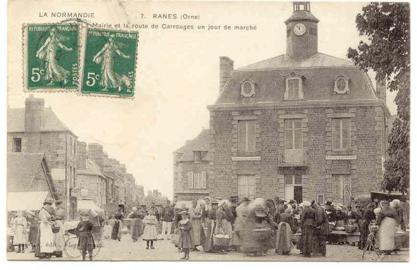 La Mairie et la Route de Carrouges un jour de march&eacute;