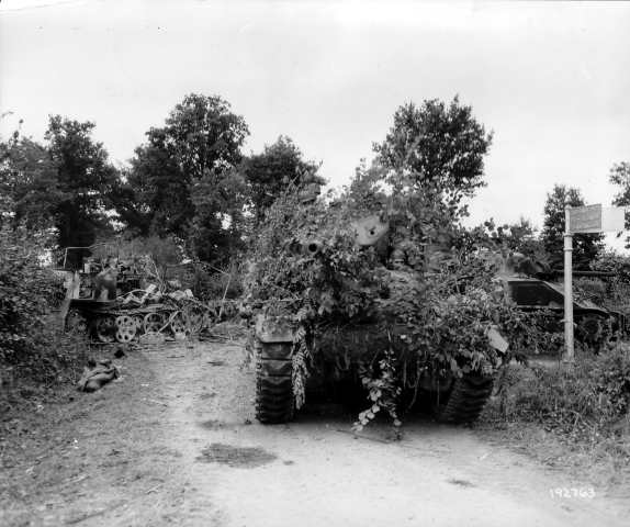 Chars camouflés à Lougé-sur-Maire